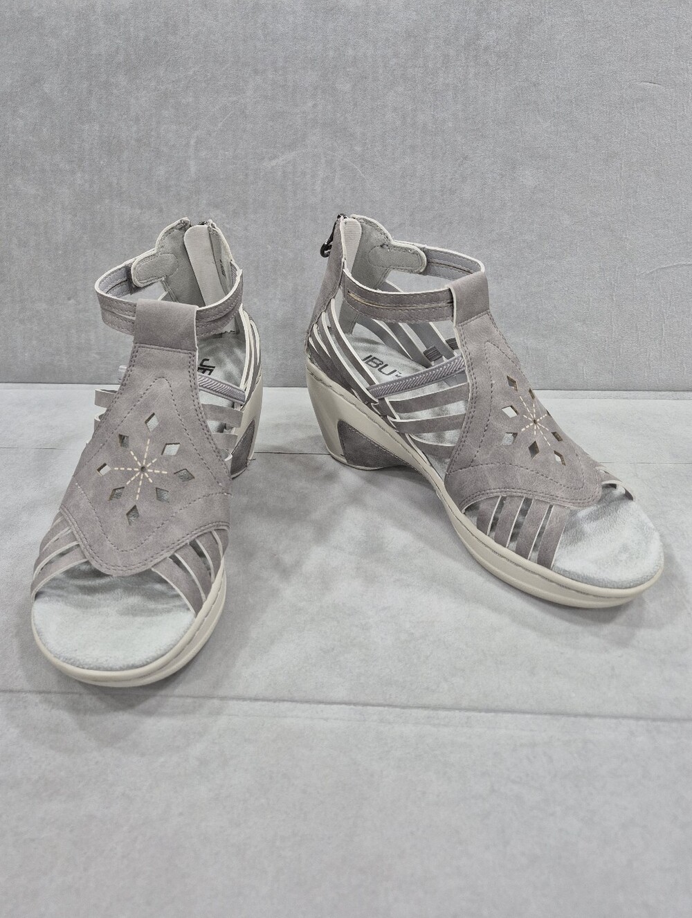 JBU Rowan Wedge Sandals women's 8.5M gray faux suede strappy gladiator zip back